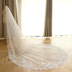 Ivory 137'' 1 Layer Lace Edge Elegant Vintage Long Wedding Bridal Veil With Comb
