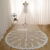 Graceful Lace Trim Veil Featuring Vintage-Inspired Floral Edging and Classic Length