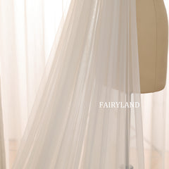 Minimalist Bridal Veil with Soft Tulle & Delicate Lace Trim in Cathedral Length