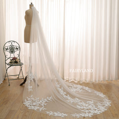 Elegant Tulle Bridal Veil with Intricate Floral Lace Details