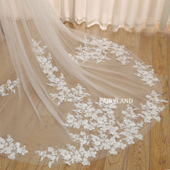 Elegant Tulle Bridal Veil with Intricate Floral Lace Details