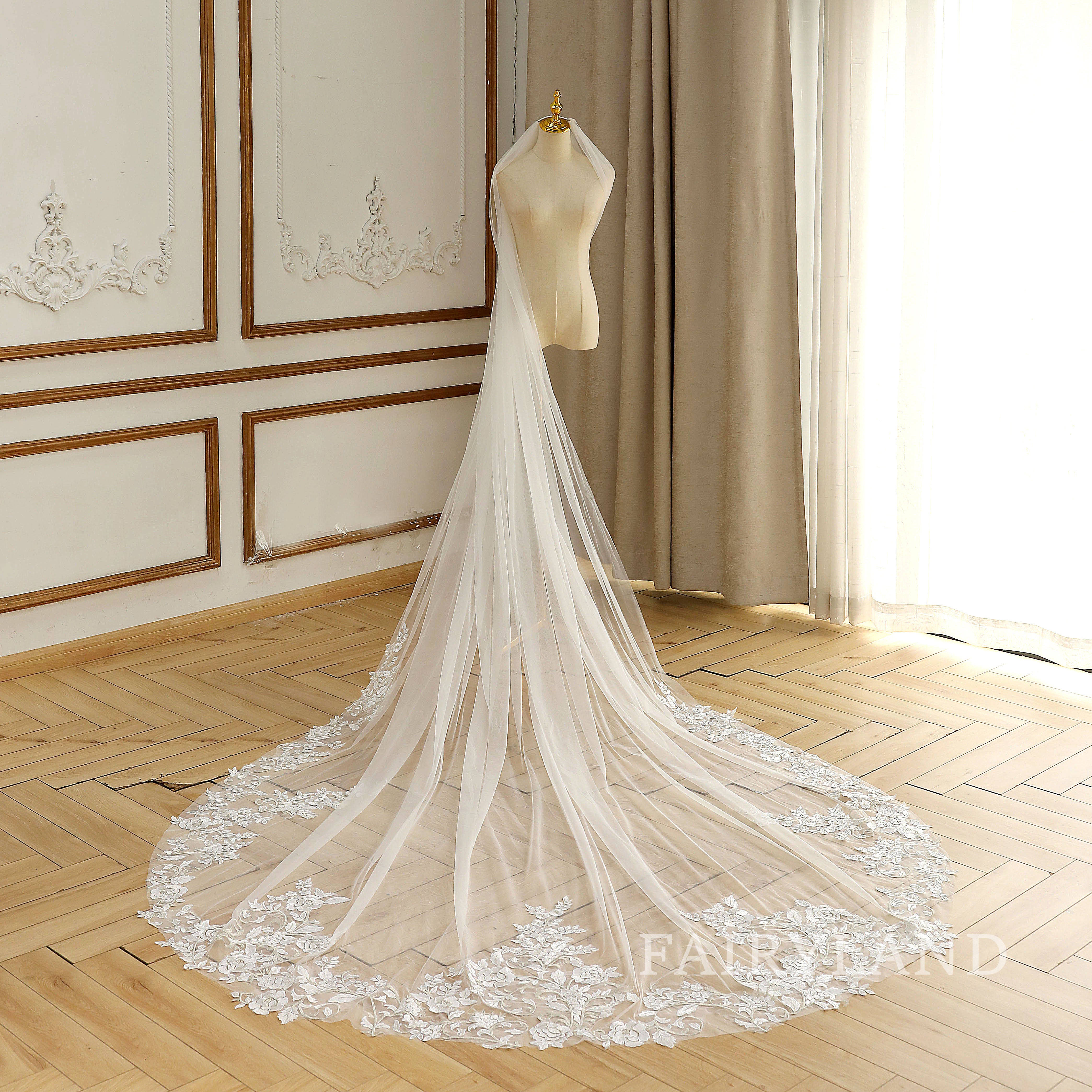 Ivory 137'' 1 Layer Lace Edge Elegant Vintage Long Wedding Bridal Veil With Comb