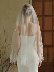 Elegant Lace Edge Wedding Veil – Soft Tulle Bridal Veil with Leaf Embroidered Trim