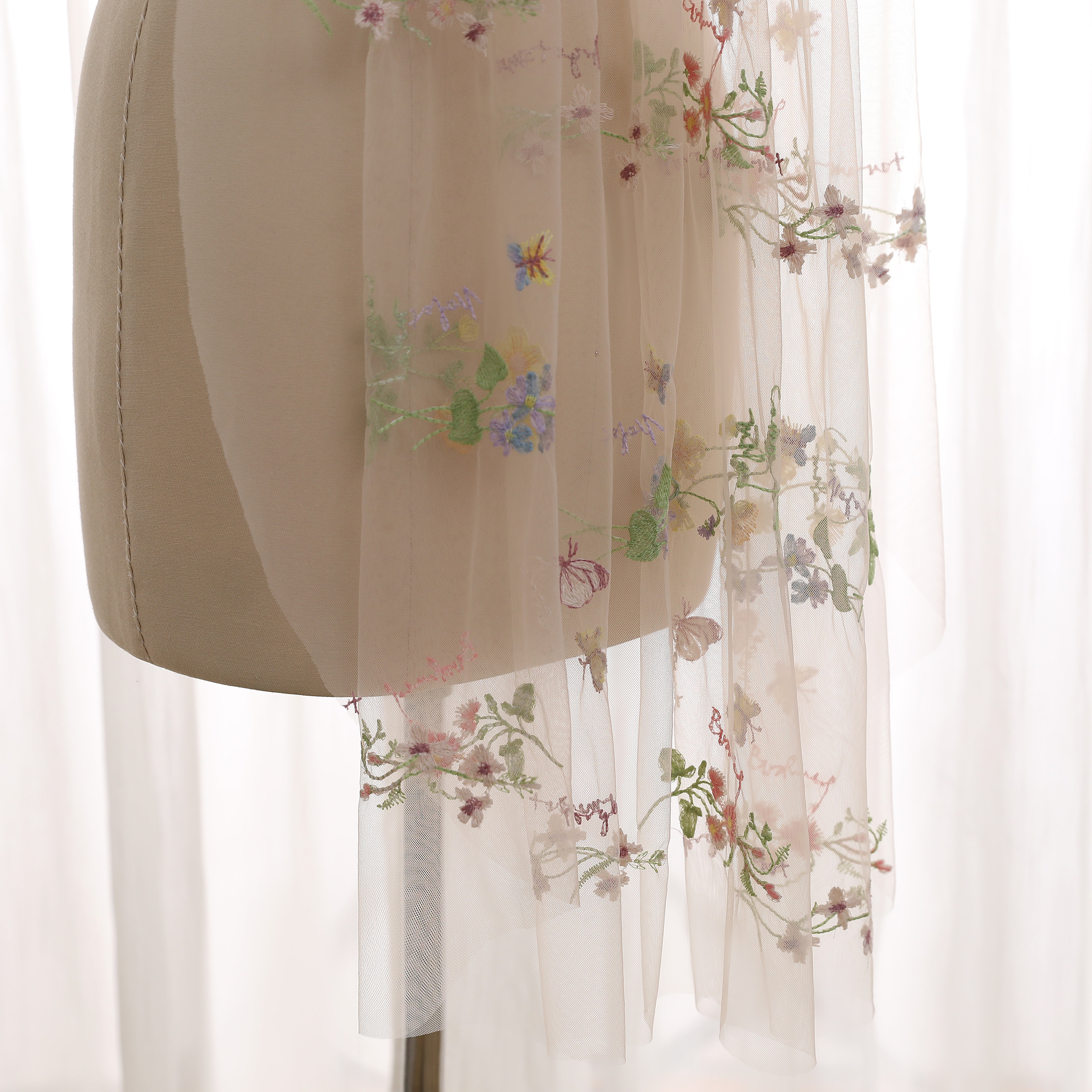 Floral Embroidered Tulle Veil – Lightweight Sheer Wedding Accessory for Brides