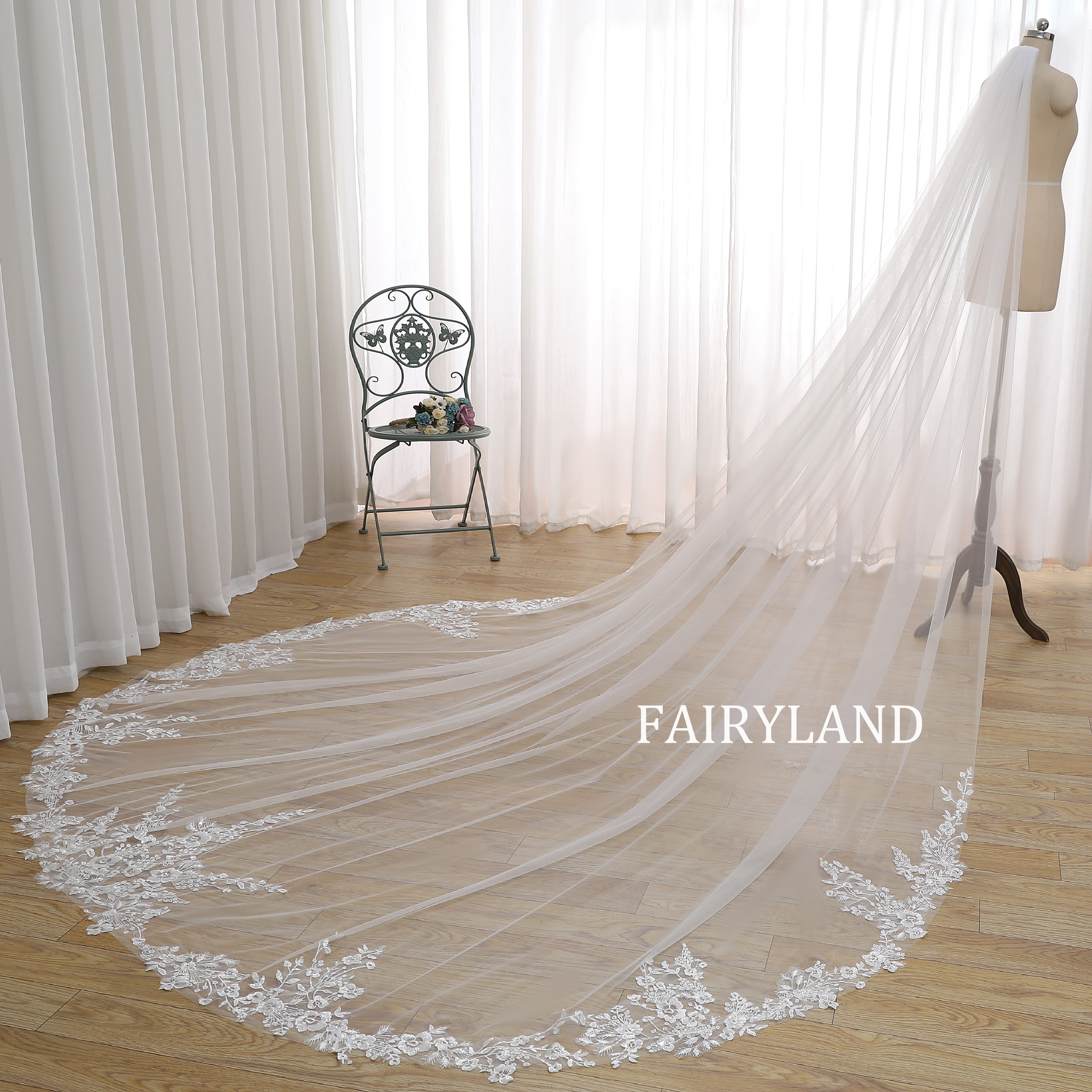 Cathedral Length Wedding Veil with Floral Lace Appliqué – Long Bridal Veil with Elegant Lace Edge