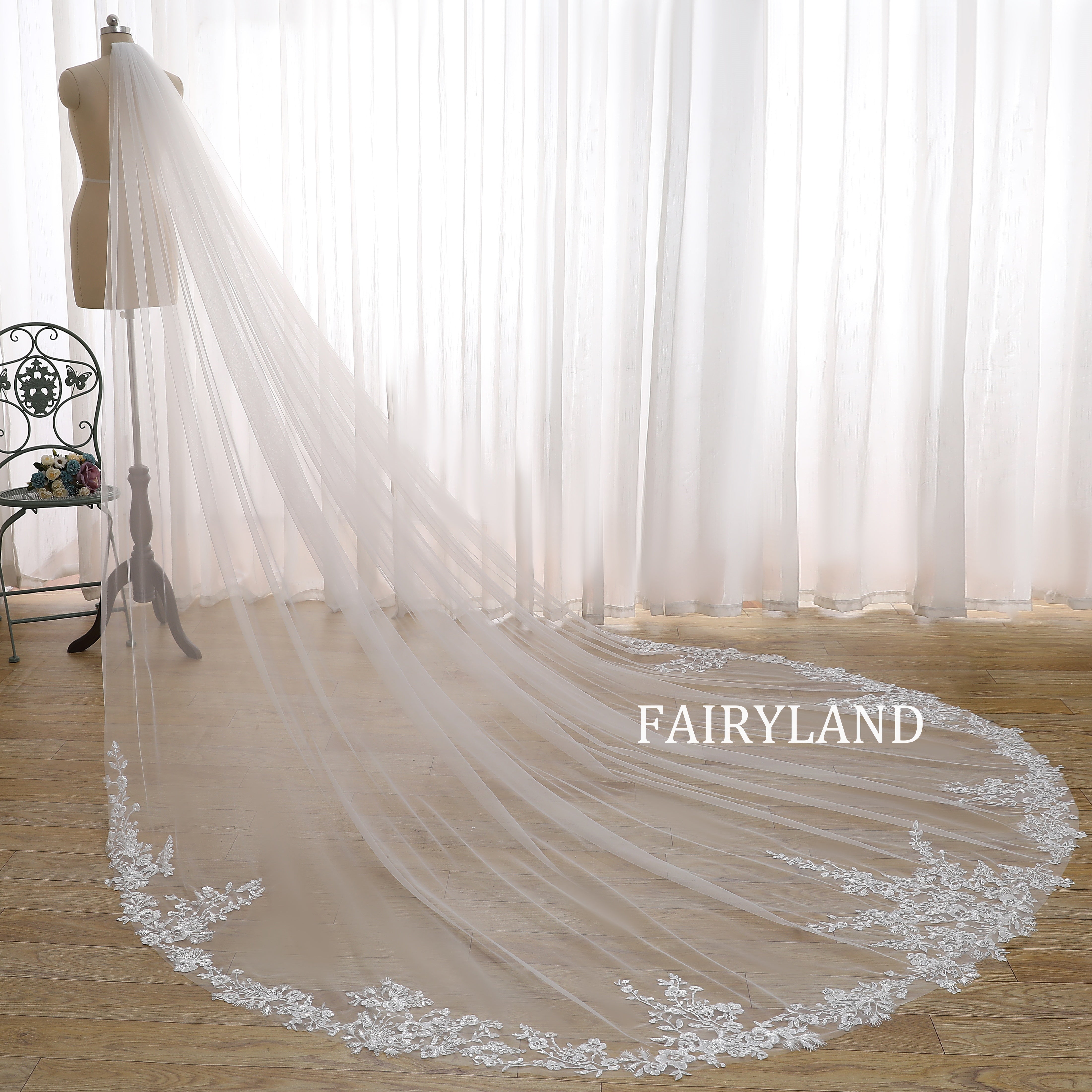 Cathedral Length Wedding Veil with Floral Lace Appliqué – Long Bridal Veil with Elegant Lace Edge