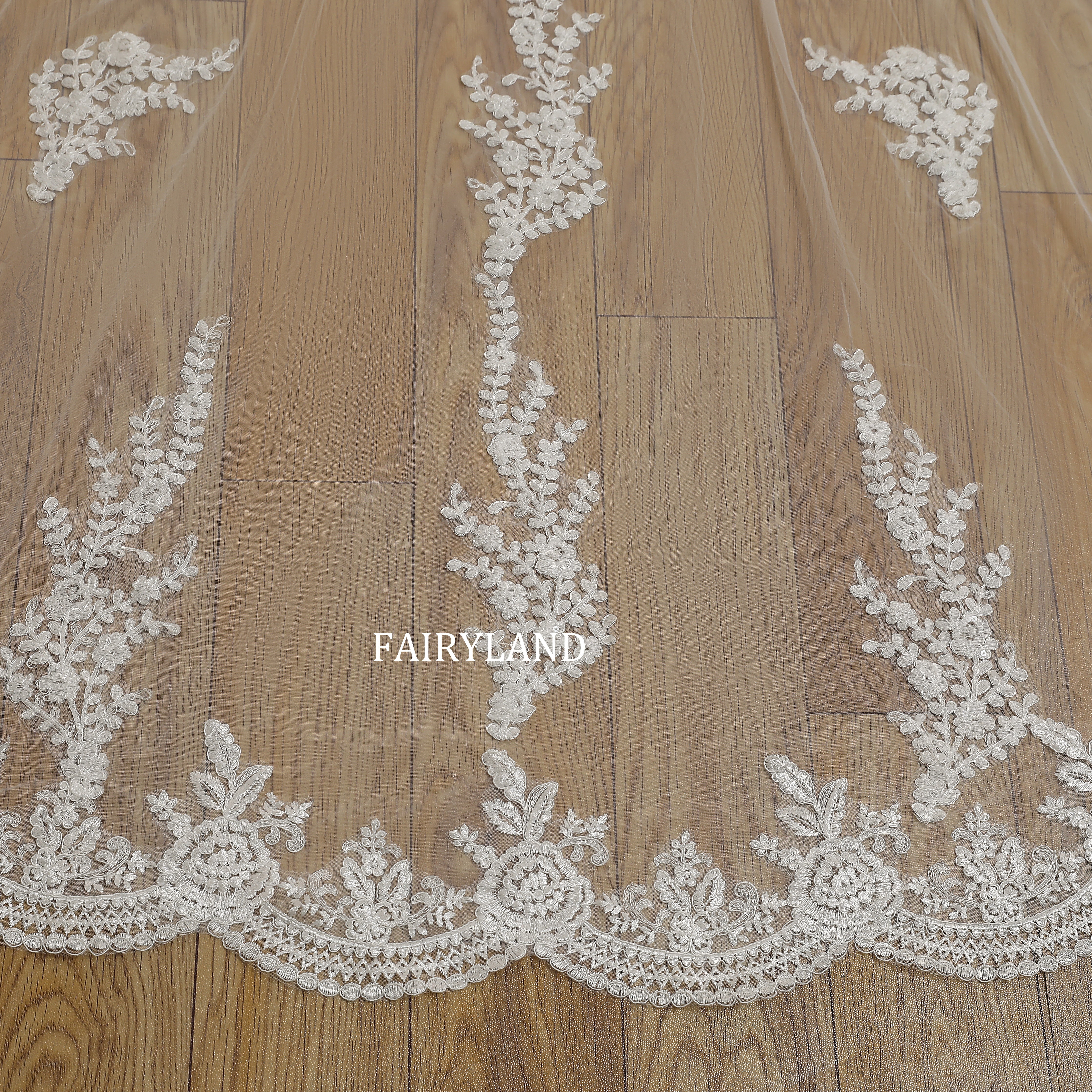 Graceful Lace Trim Veil Featuring Vintage-Inspired Floral Edging and Classic Length