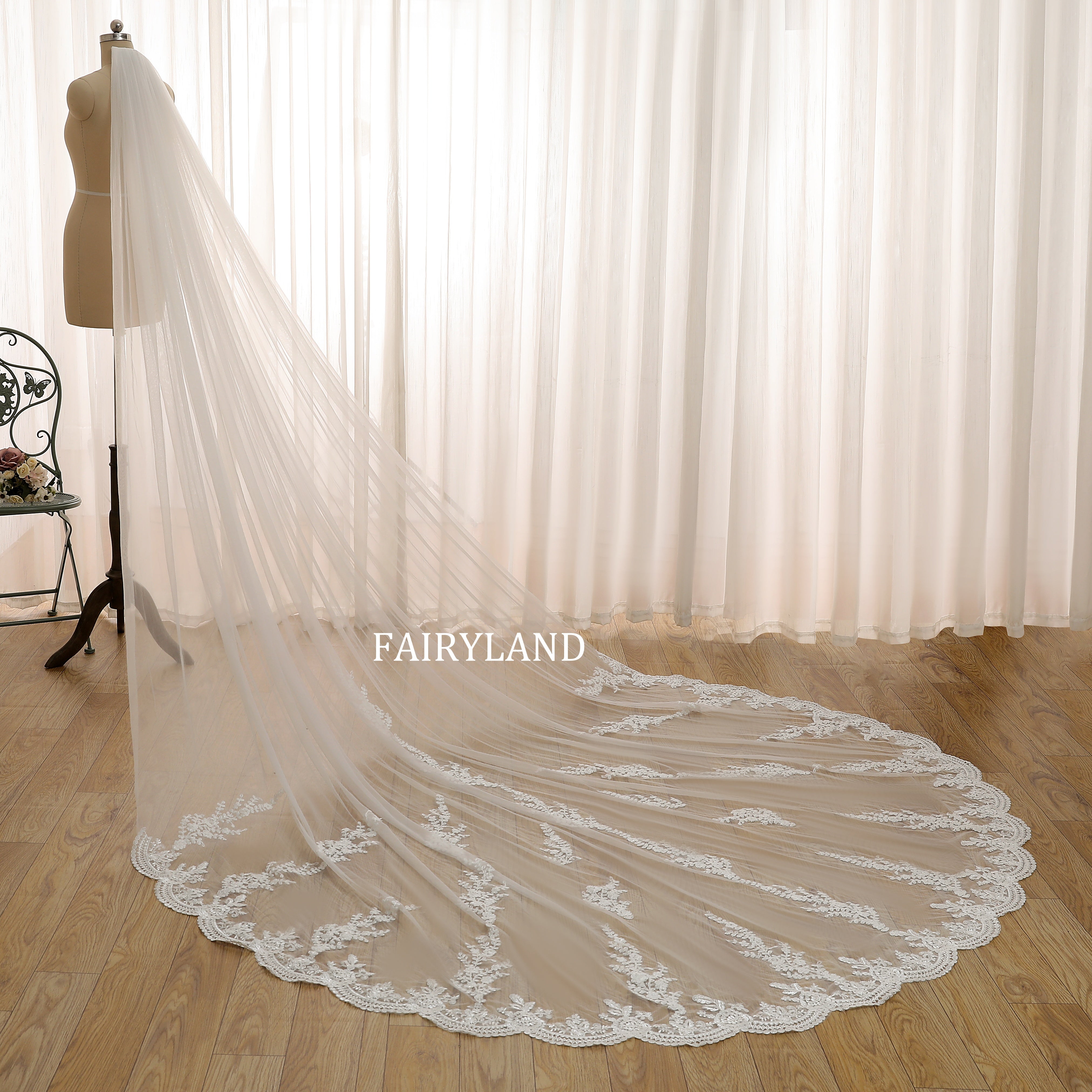 Graceful Lace Trim Veil Featuring Vintage-Inspired Floral Edging and Classic Length