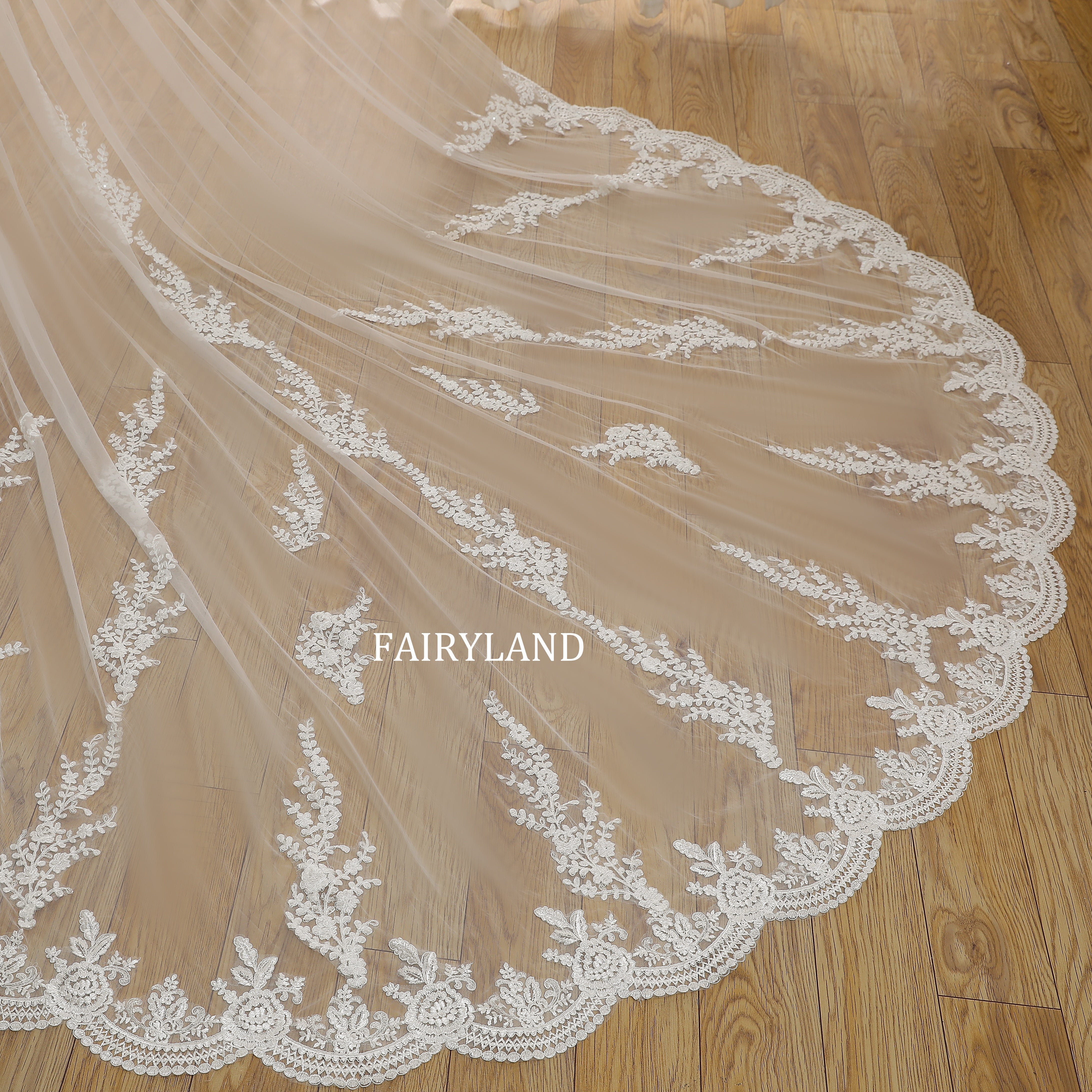 Graceful Lace Trim Veil Featuring Vintage-Inspired Floral Edging and Classic Length