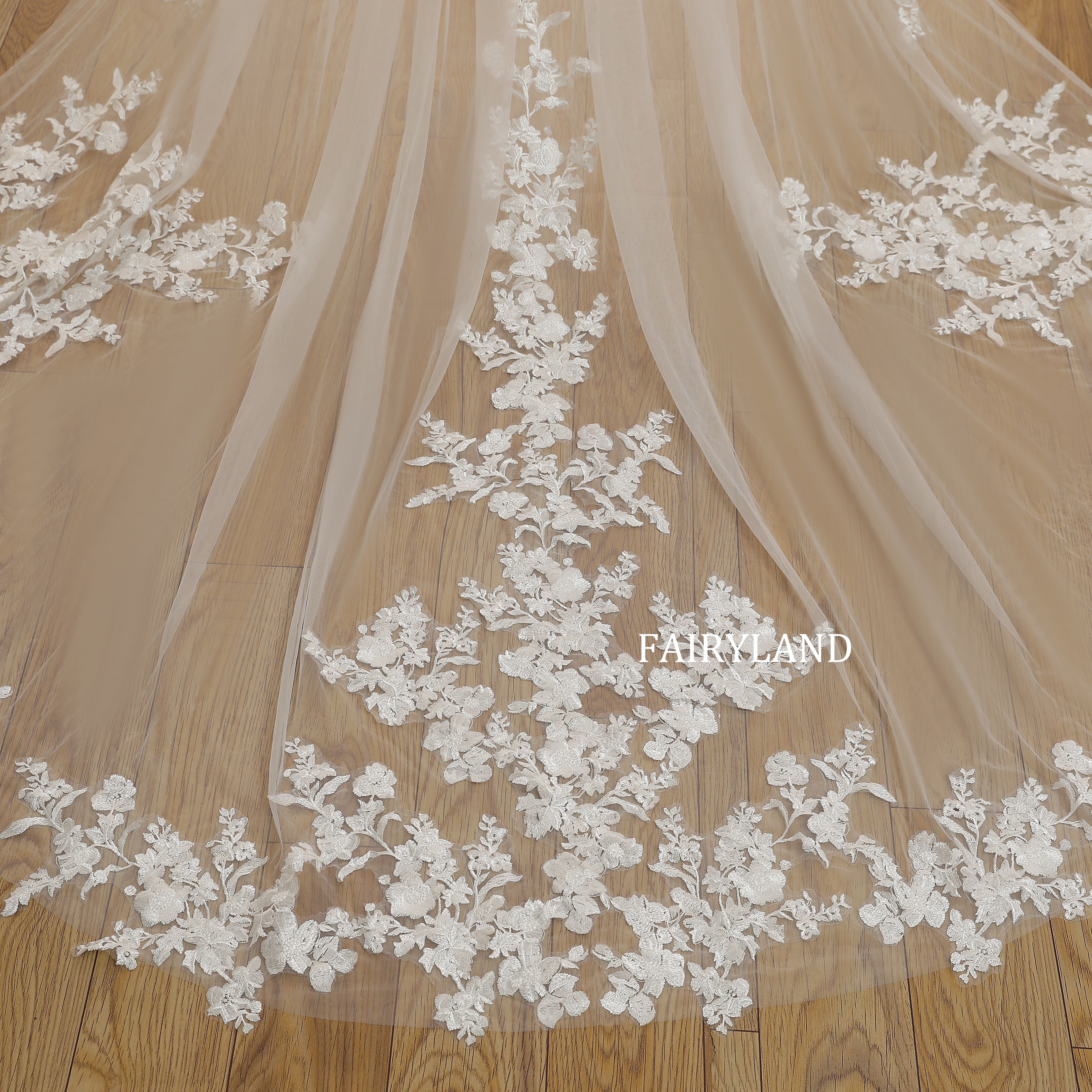 Elegant Tulle Bridal Veil with Intricate Floral Lace Details