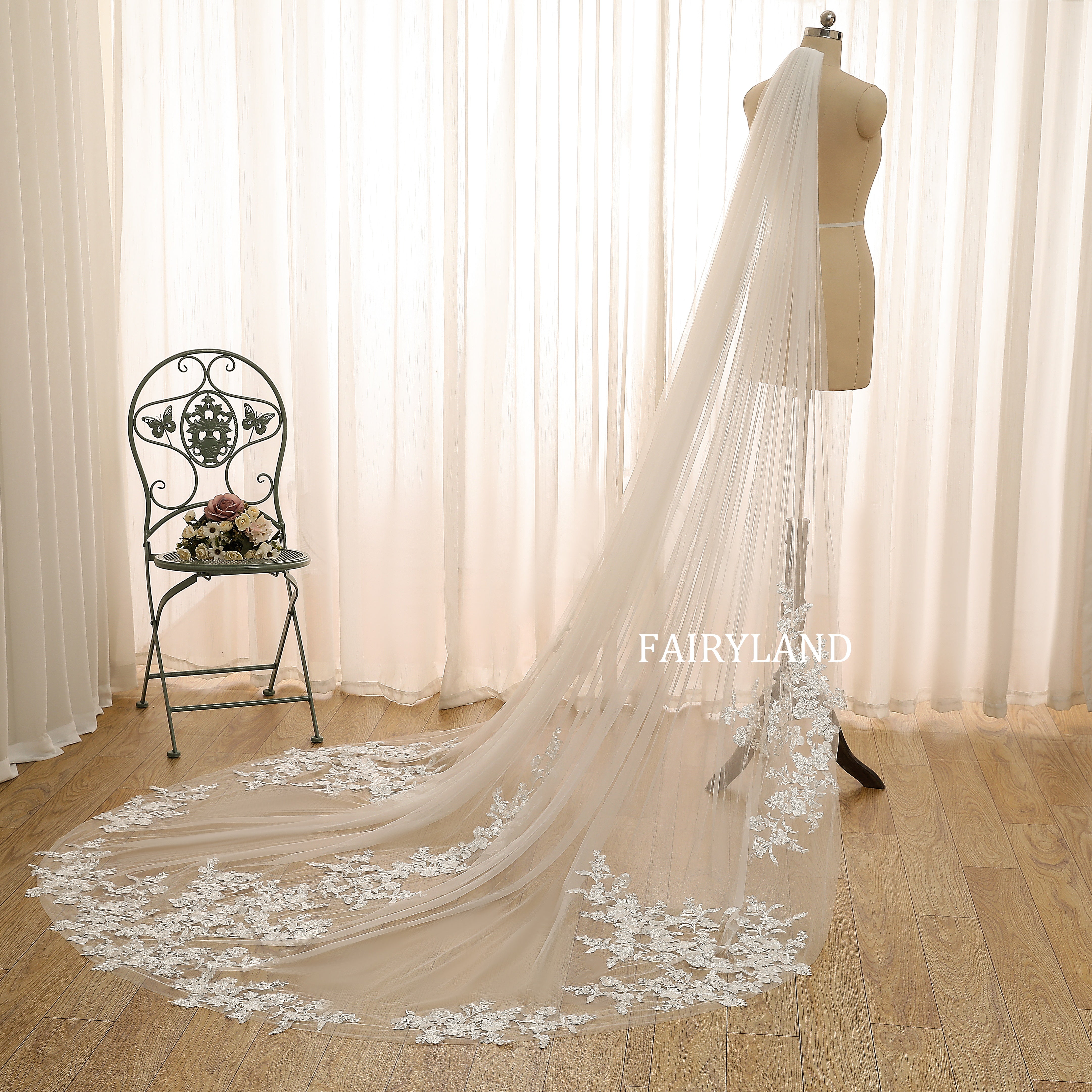 Elegant Tulle Bridal Veil with Intricate Floral Lace Details